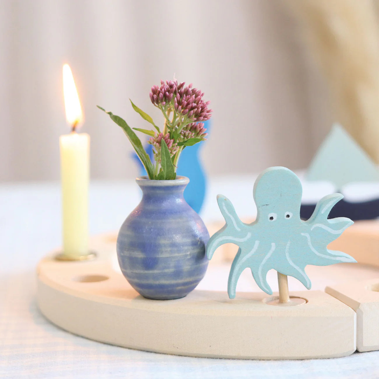 GRIMM’S | Houten jaarring steker | Vaasje (blauw)