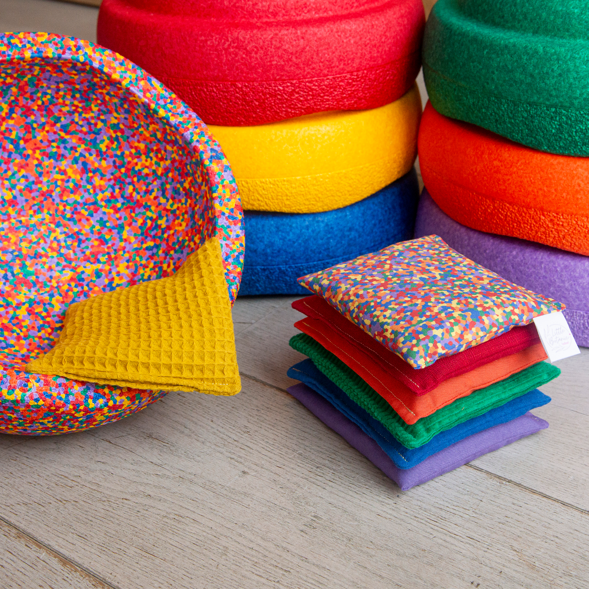 LITTLE BOTANIC LABEL | Sensorische pittenzakjes | Regenboog + regenboog confetti (7 stuks)