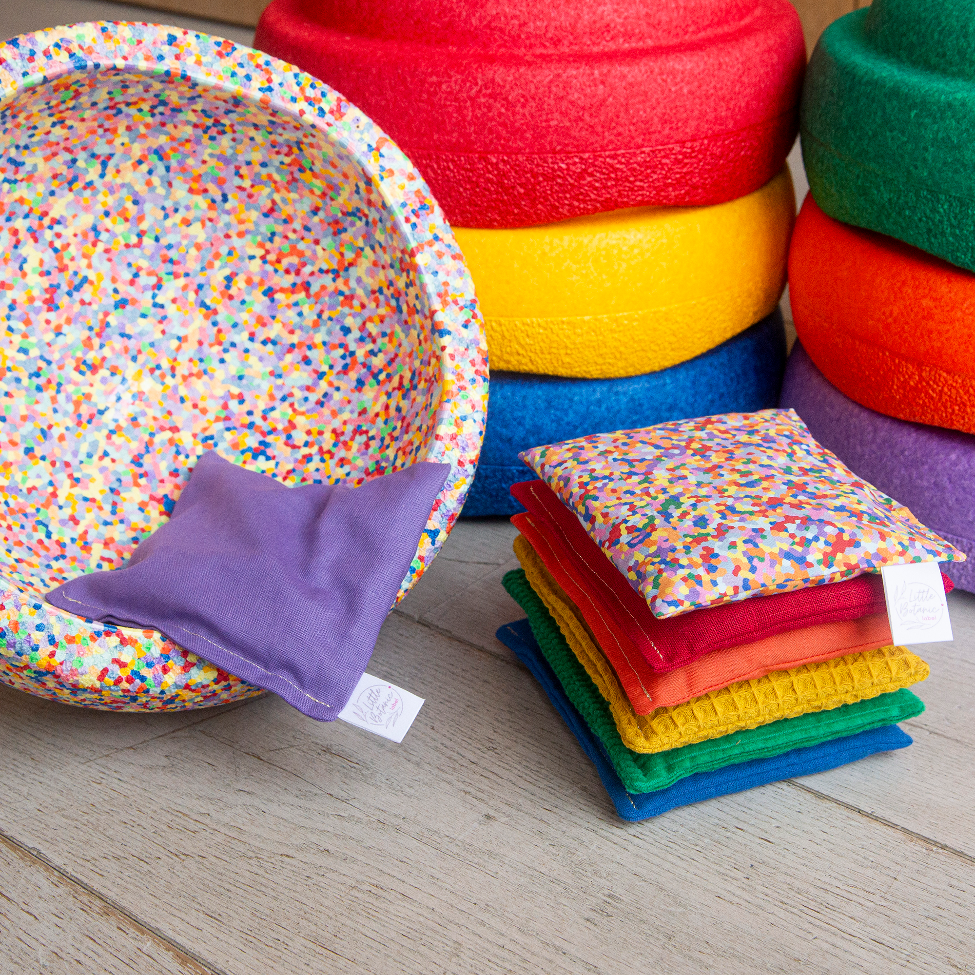 LITTLE BOTANIC LABEL | Sensorische pittenzakjes | Regenboog + super confetti (7 stuks)