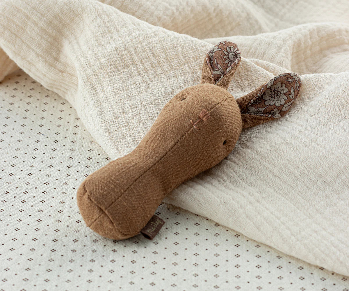 MAILEG | Lullaby friends, Konijn-rammelaar - Chocolade